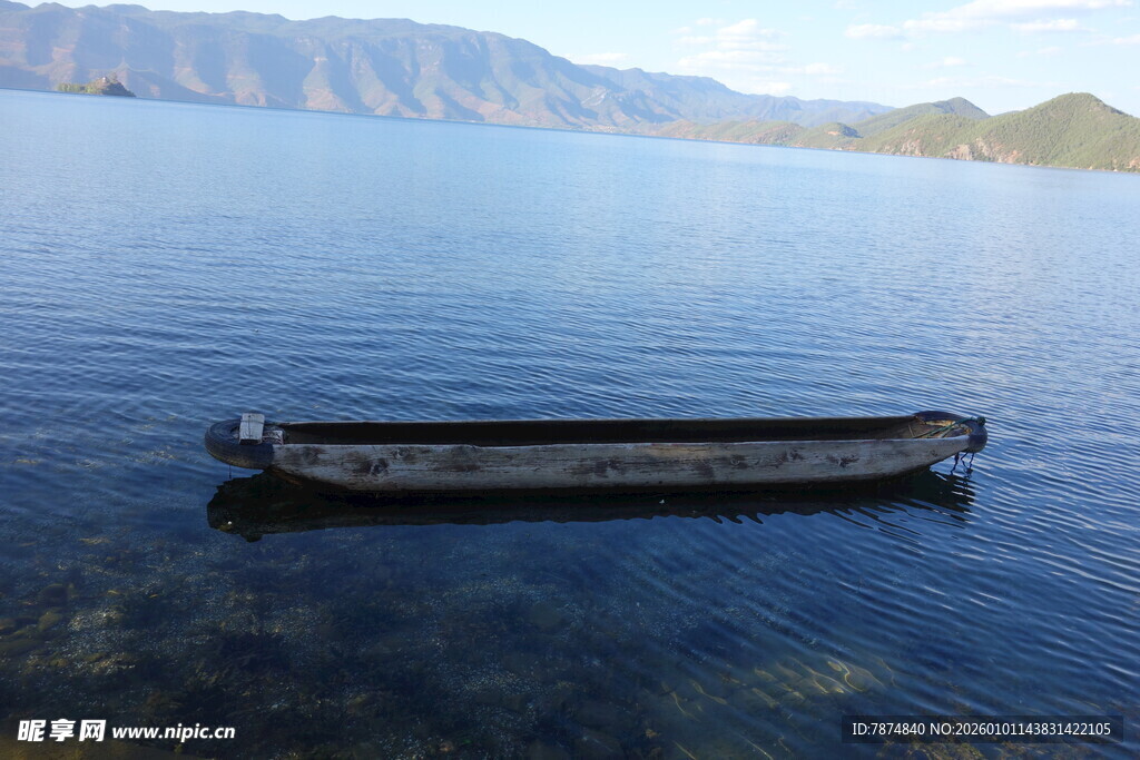 宁静湖面的老旧漂浮物