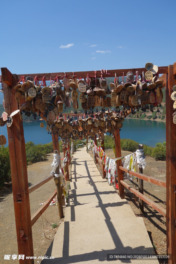 湖畔浪漫许愿桥