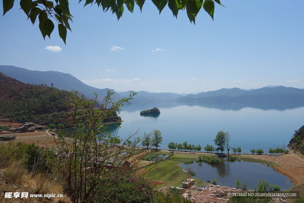 湖畔青山美景如画