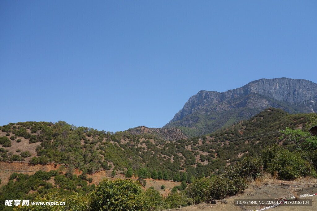 山间美景 远处巍峨山峦