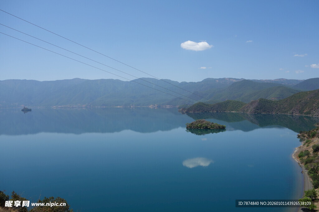 宁静蓝湖与远山美景