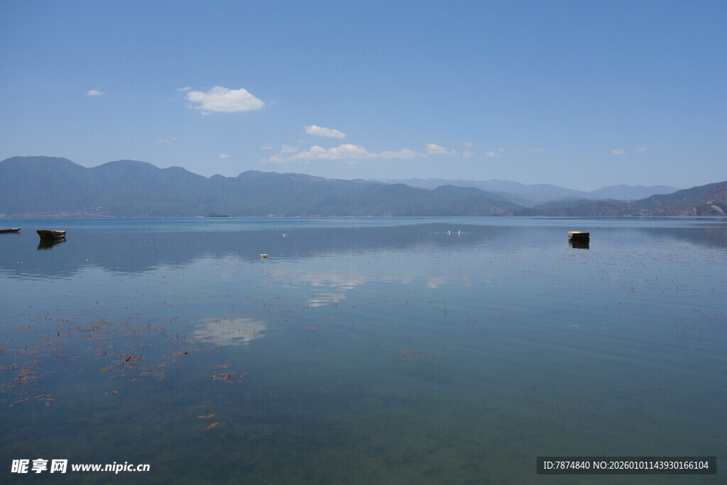 平静湖面映蓝天远山