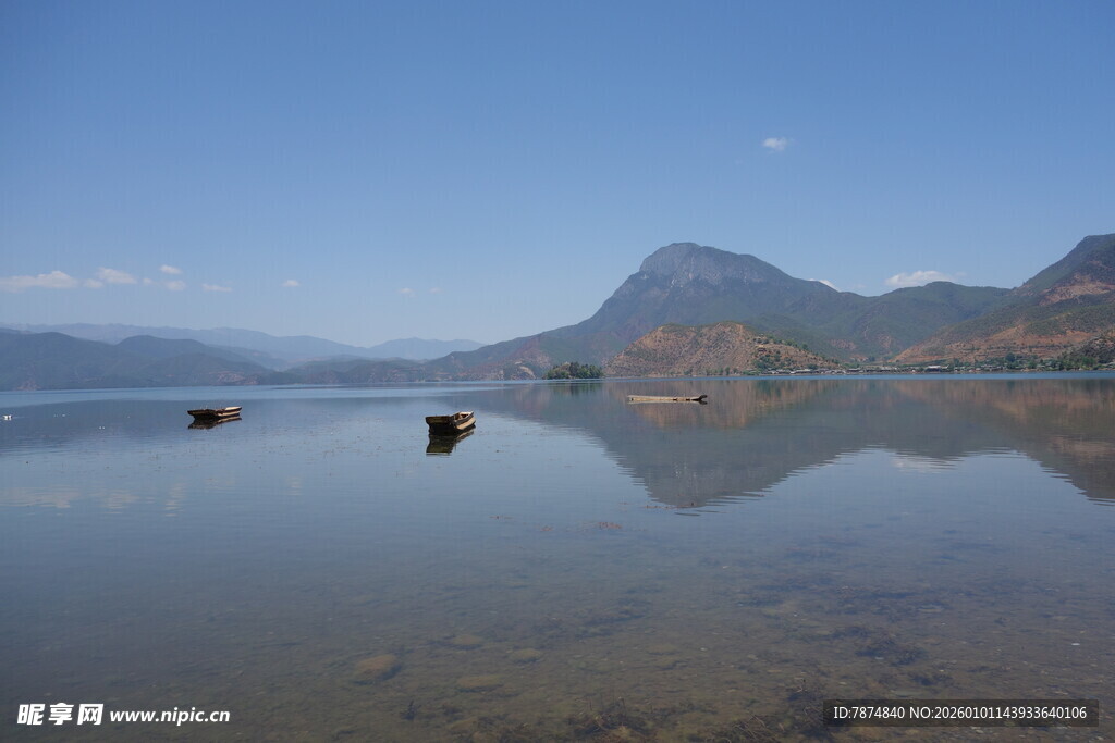 平静湖面与远处山峦倒影