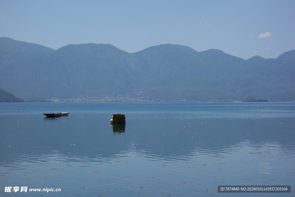 宁静湖面与远处山峦