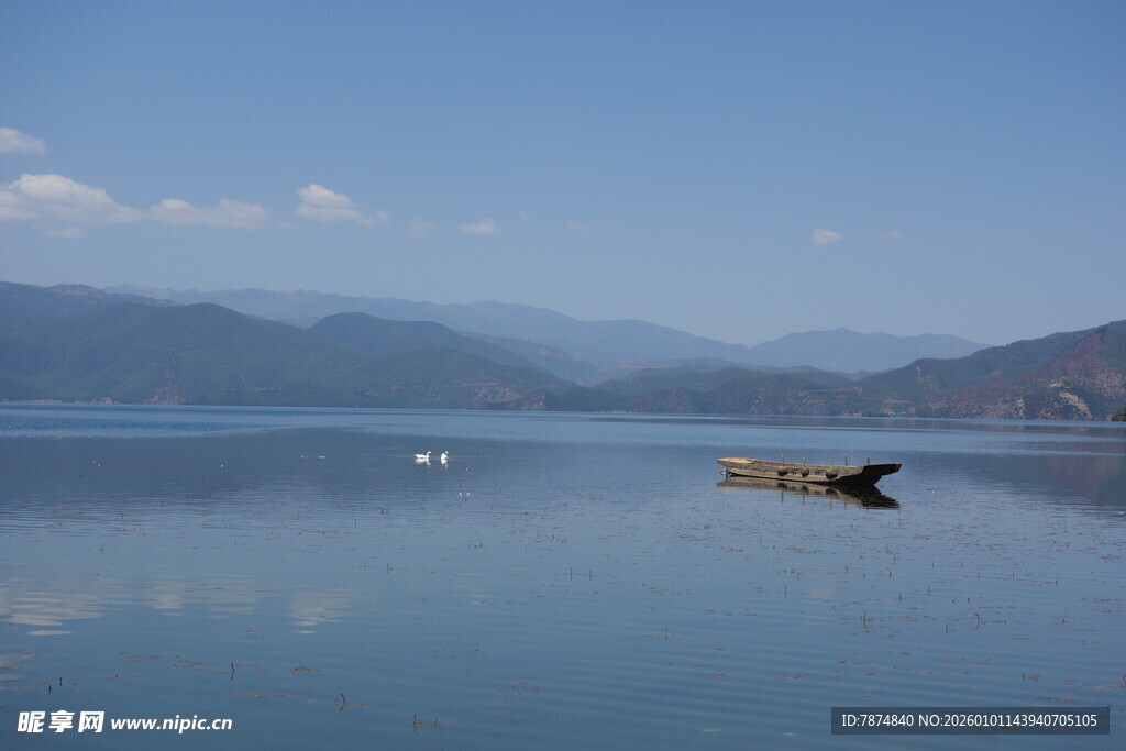 宁静湖面中的孤独小船
