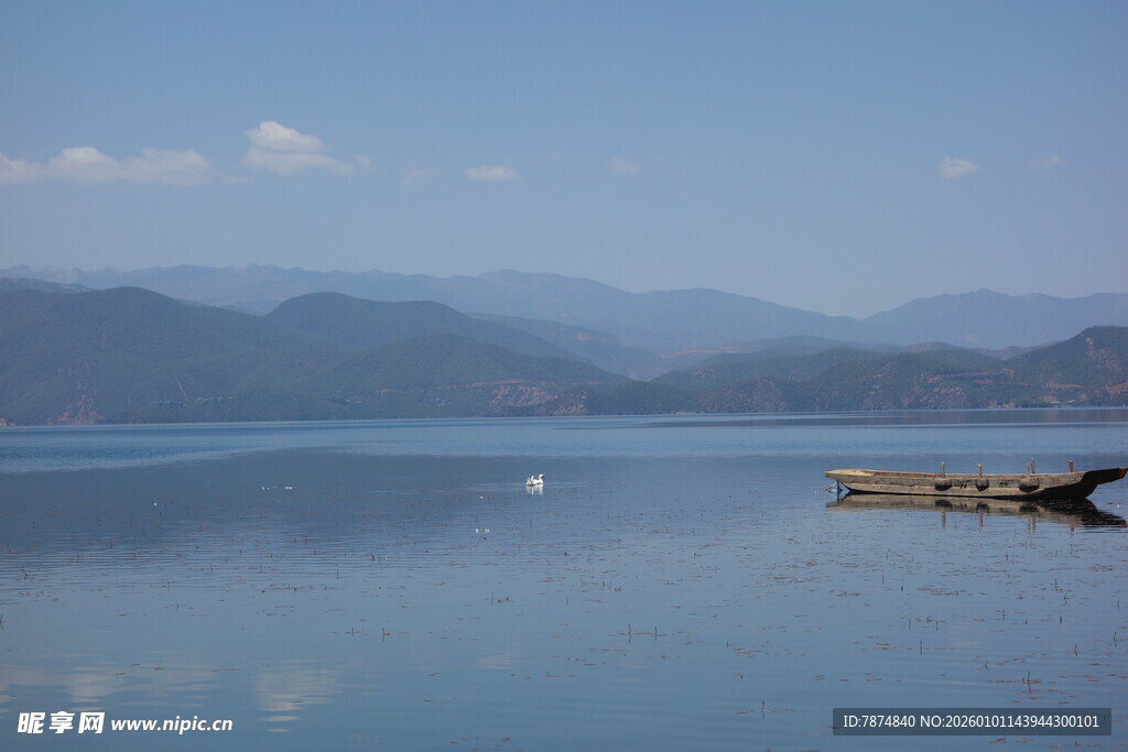宁静湖景 远山近水