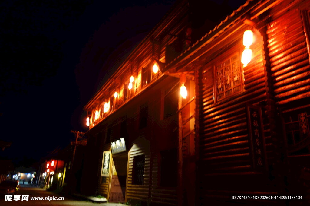 夜晚古楼灯火璀璨景象