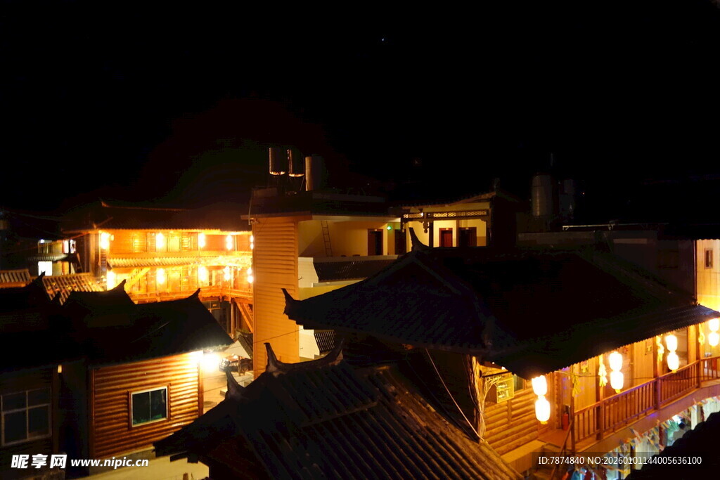 夜晚灯火璀璨的古朴建筑群