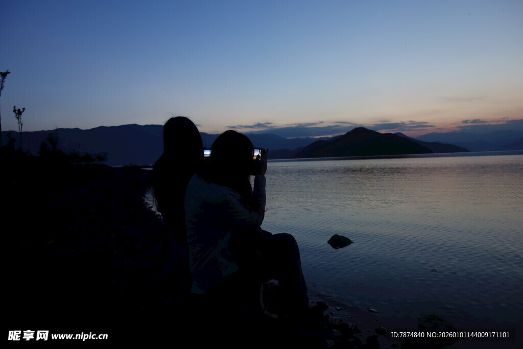 湖畔剪影 情侣共赏黄昏美景