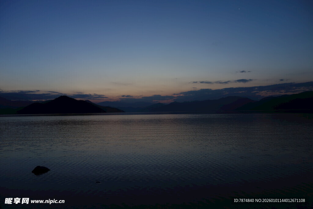 黄昏湖畔静谧风光