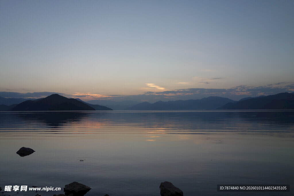 湖畔黄昏美景
