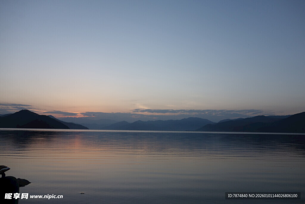 湖畔日落美景