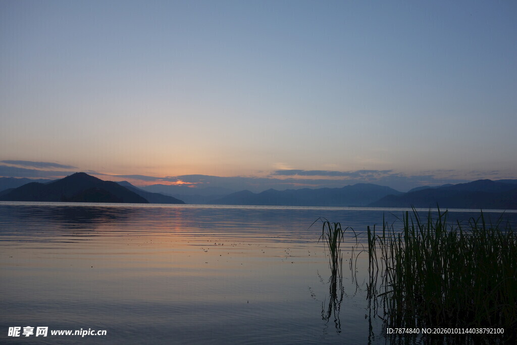 湖畔日落美景