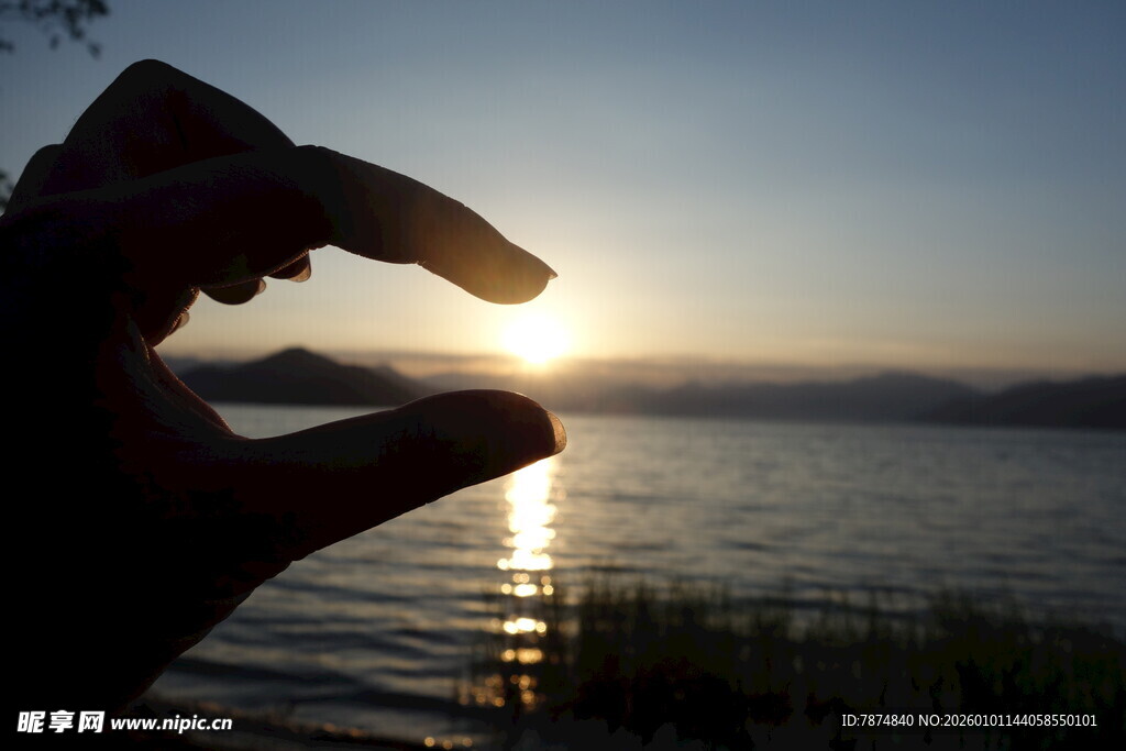 手托落日美景