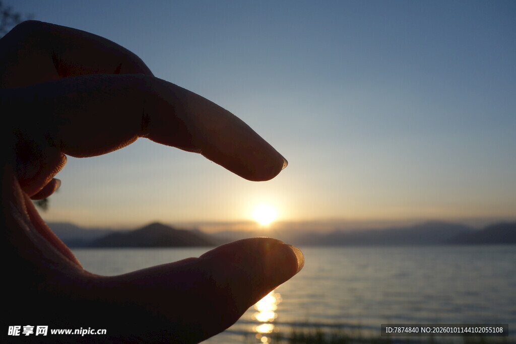 手托海上落日美景