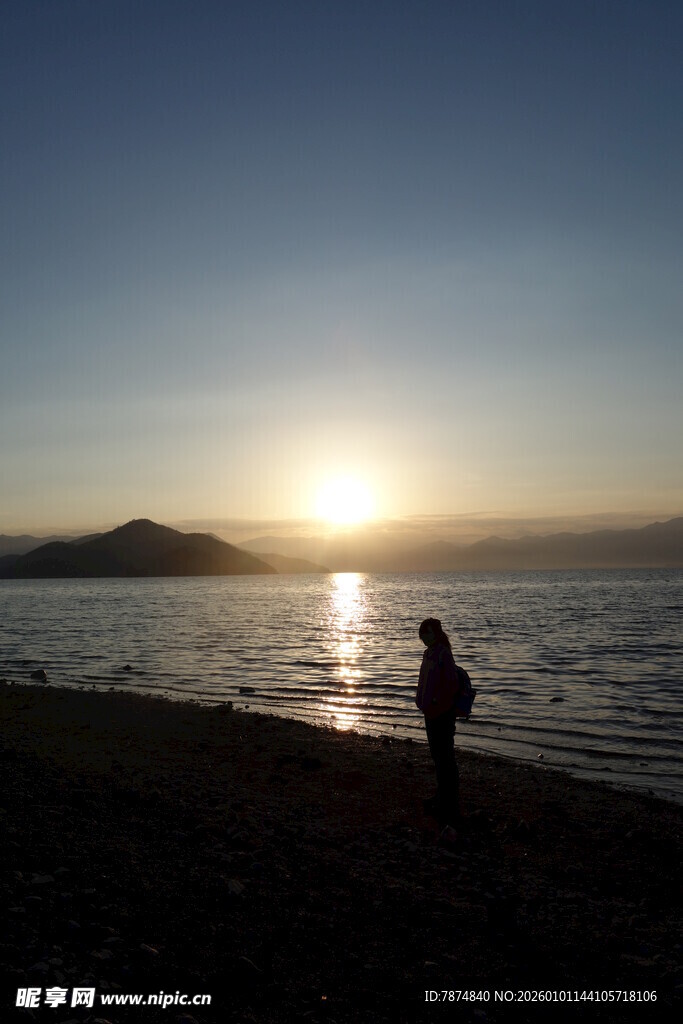 海边落日下的孤独身影