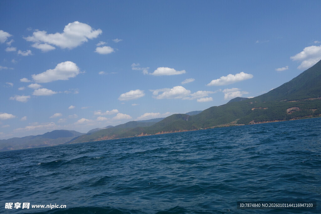 碧海蓝天远山的美丽景致