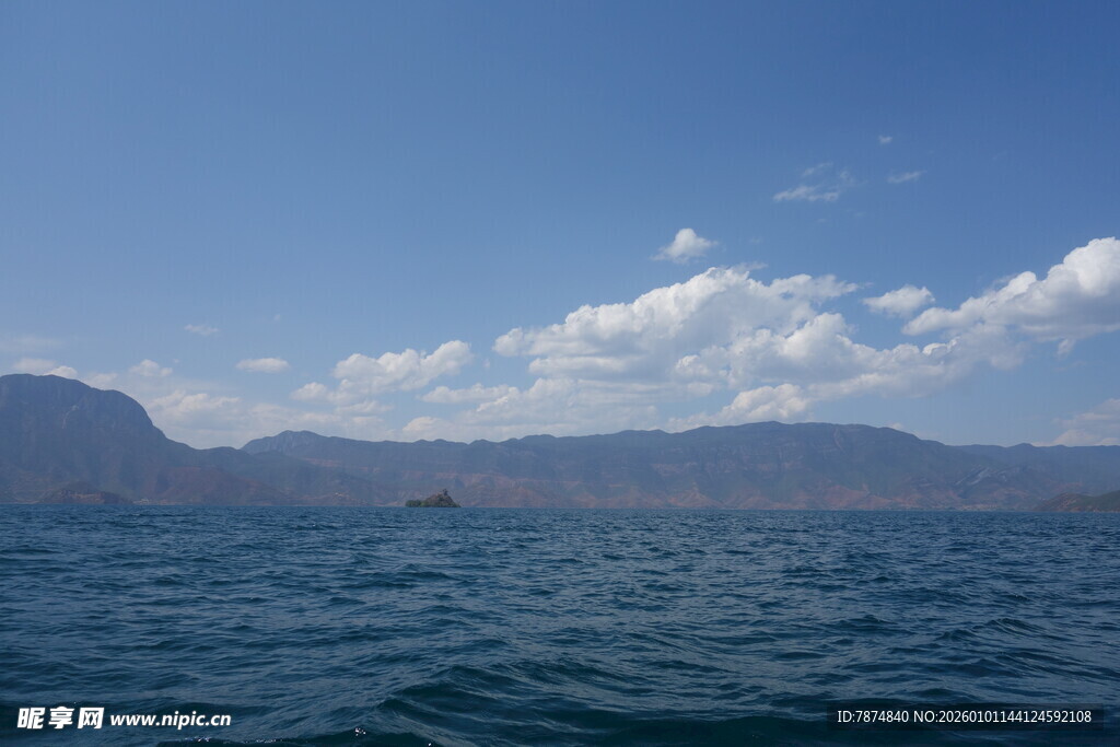 碧海蓝天间的远山美景