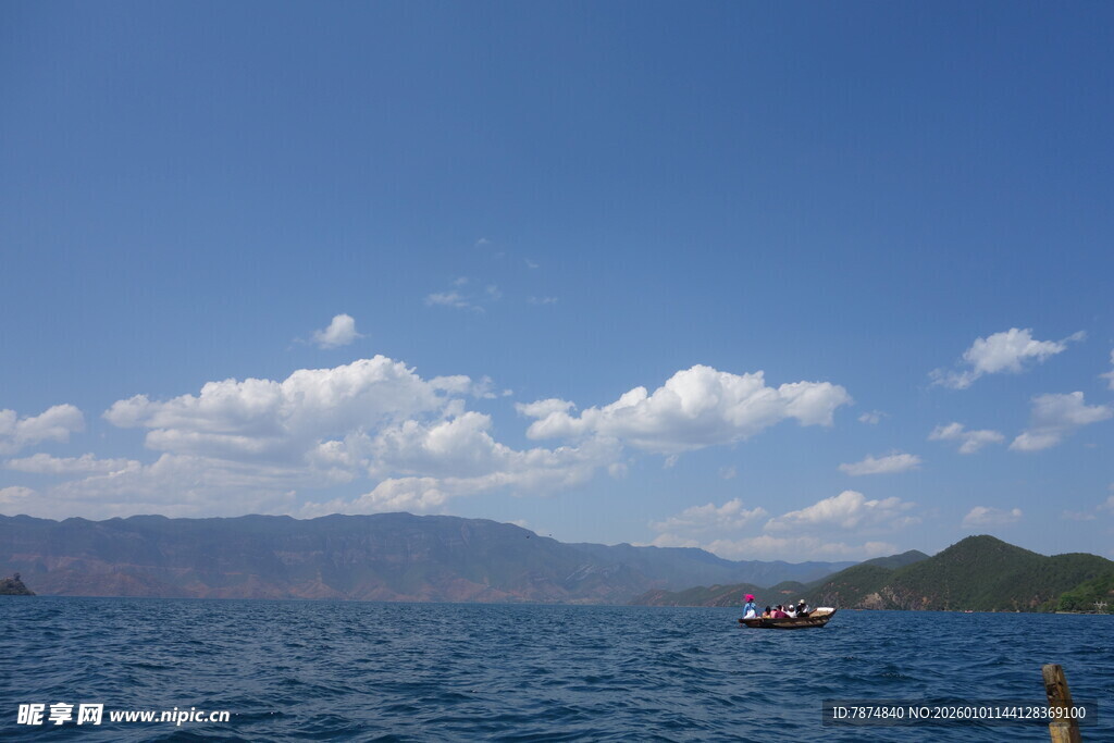 蓝天碧水间的湖上小船