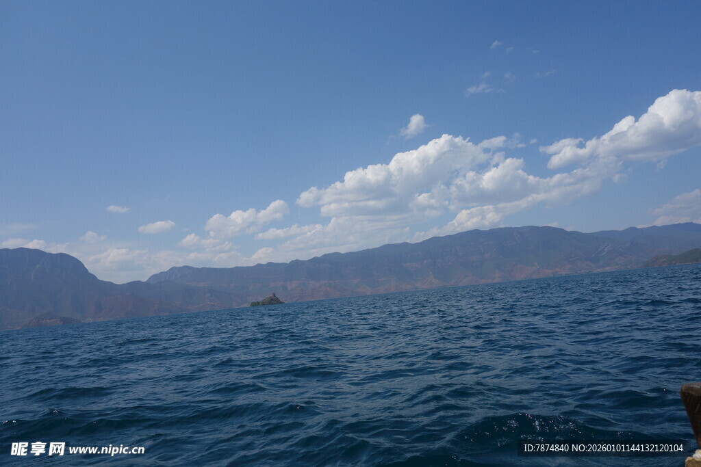 海上风光 远山与白云相伴