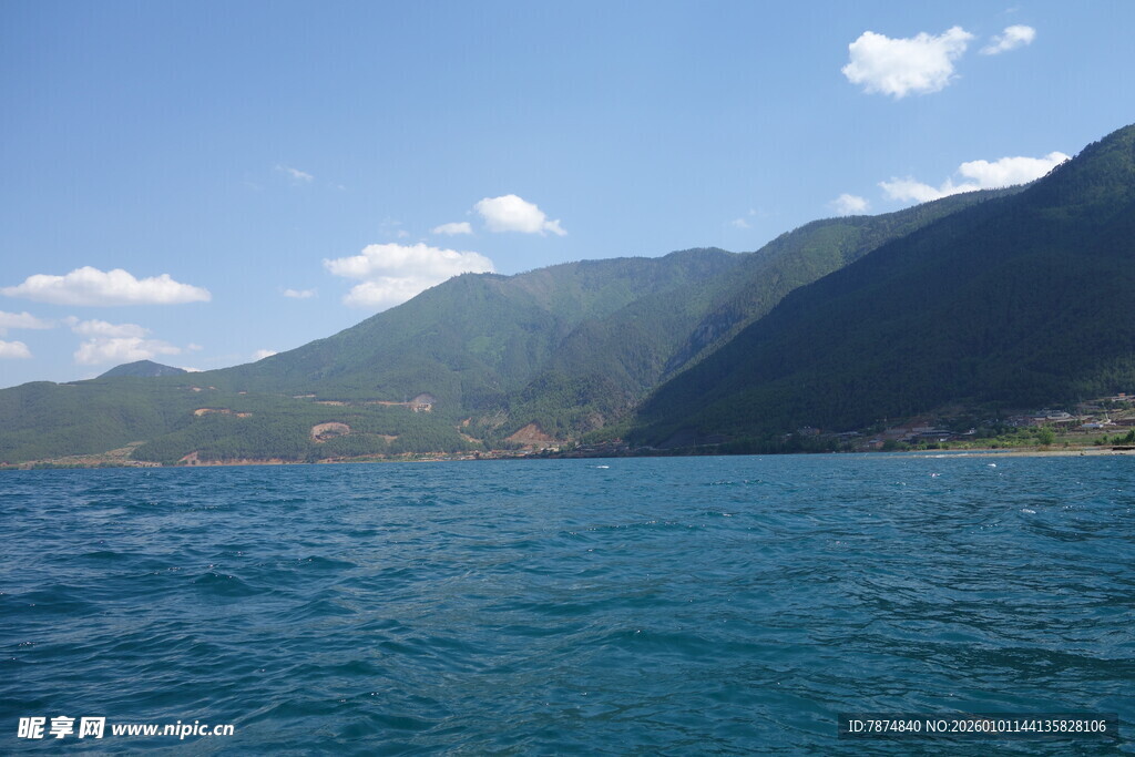 蓝色湖水边的青山美景