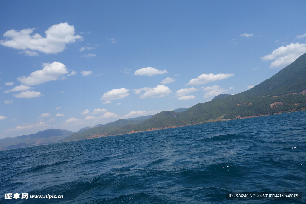 碧海蓝天远山的美丽景致