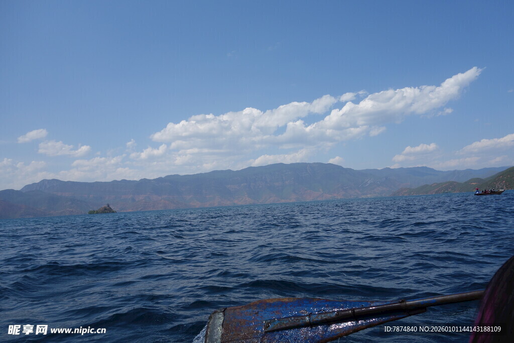 乘船赏湖光山色