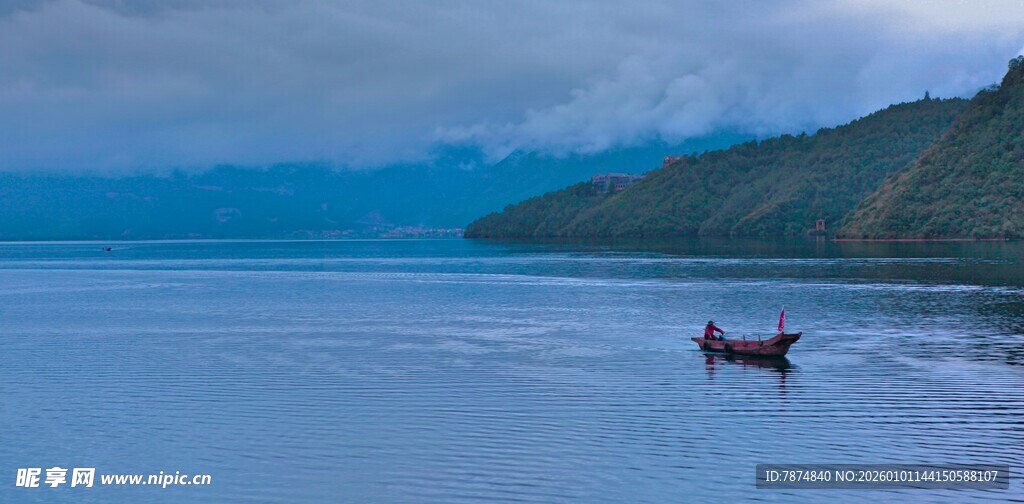 湖中小舟享静谧风光