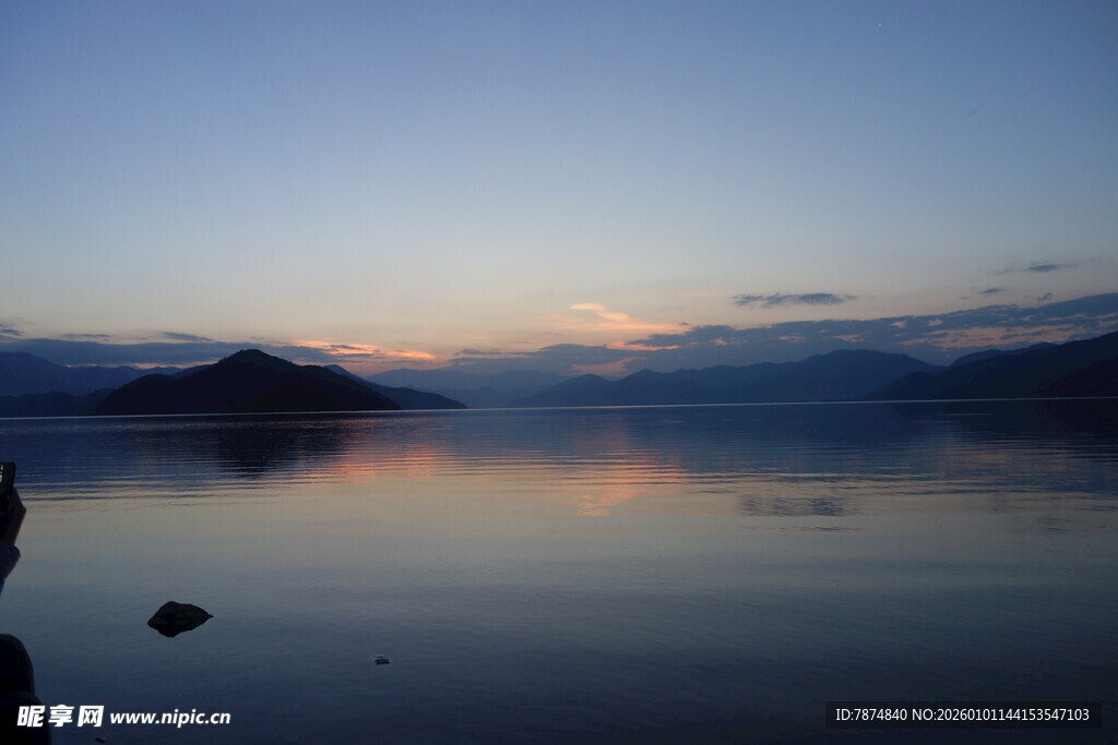 湖畔黄昏美景