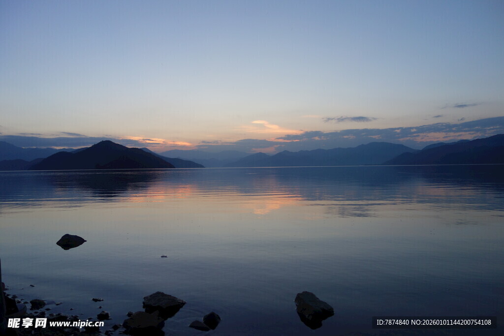 湖畔黄昏美景