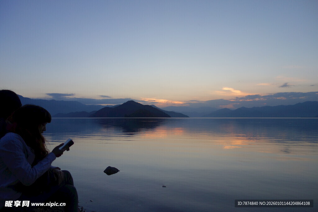湖畔黄昏垂钓者