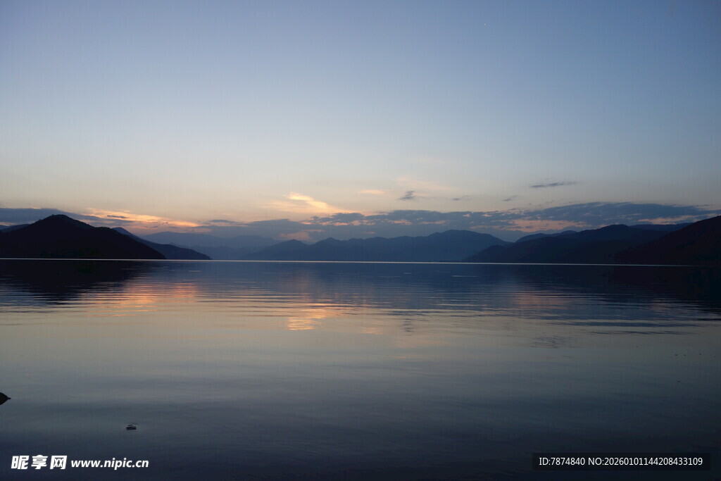 湖畔黄昏美景