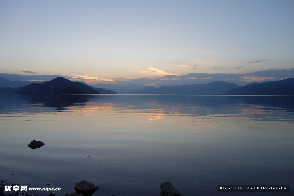 宁静湖面的美丽日出倒影
