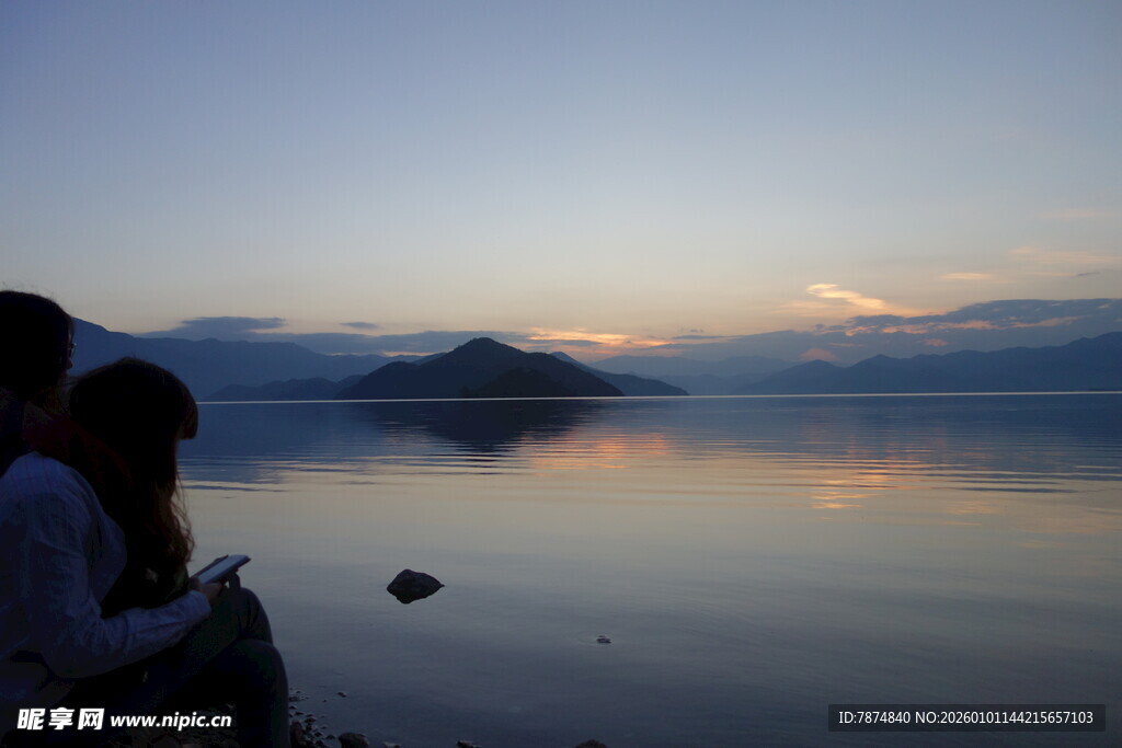 湖畔赏景的惬意时刻