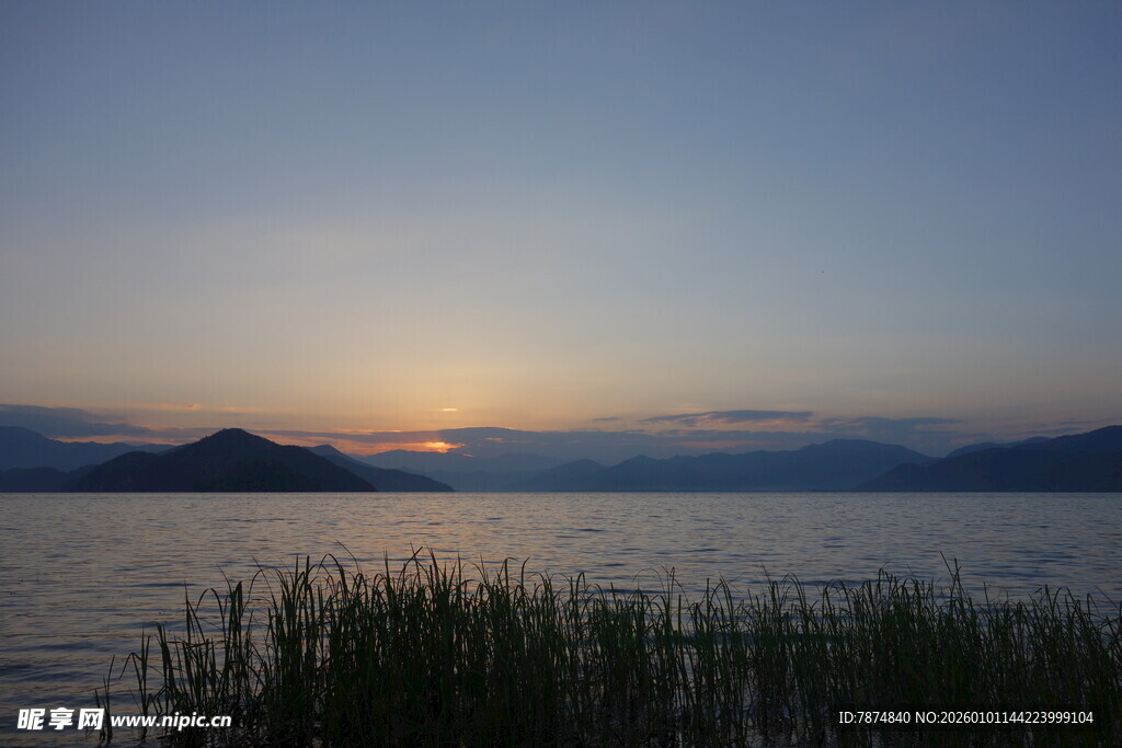 湖畔日落美景