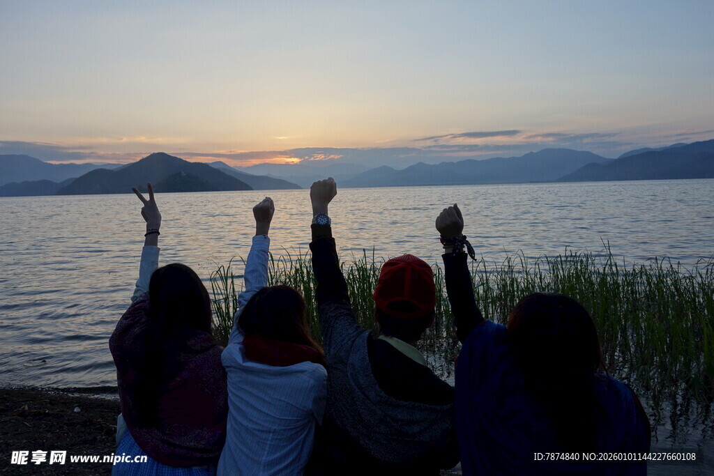 湖畔赏景的欢乐人群