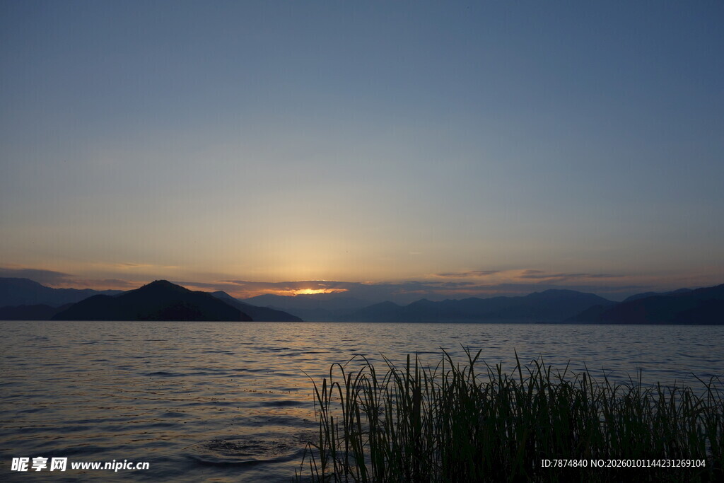 湖畔日落美景