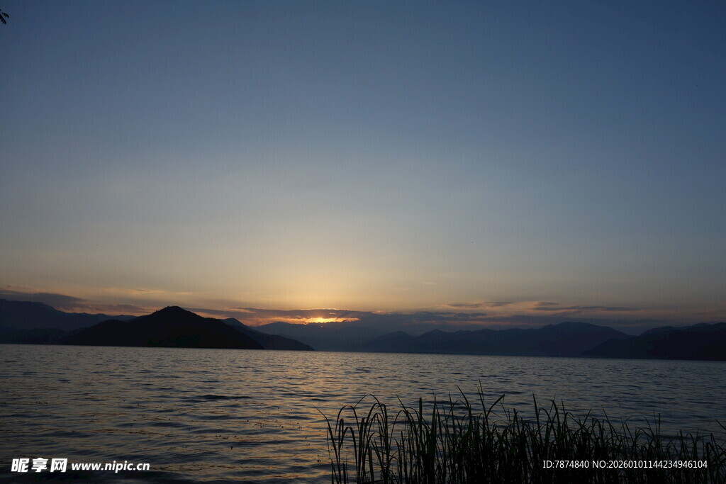 湖畔日落美景