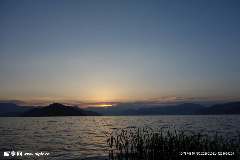 湖畔日落美景