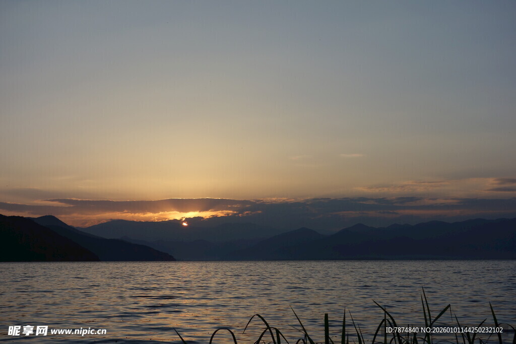 湖畔日落美景