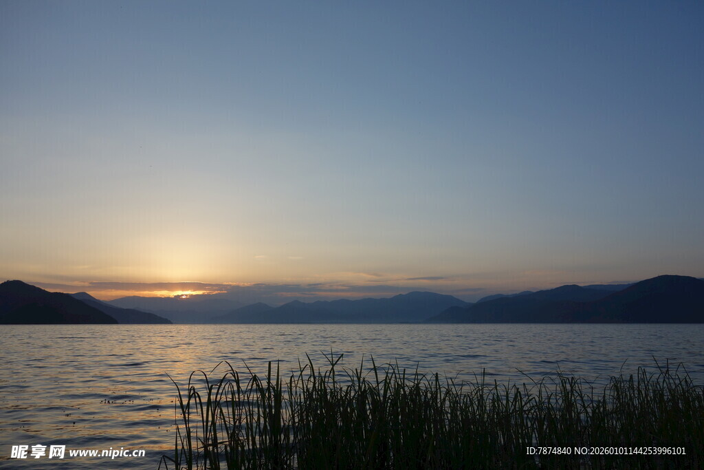 湖畔日落美景