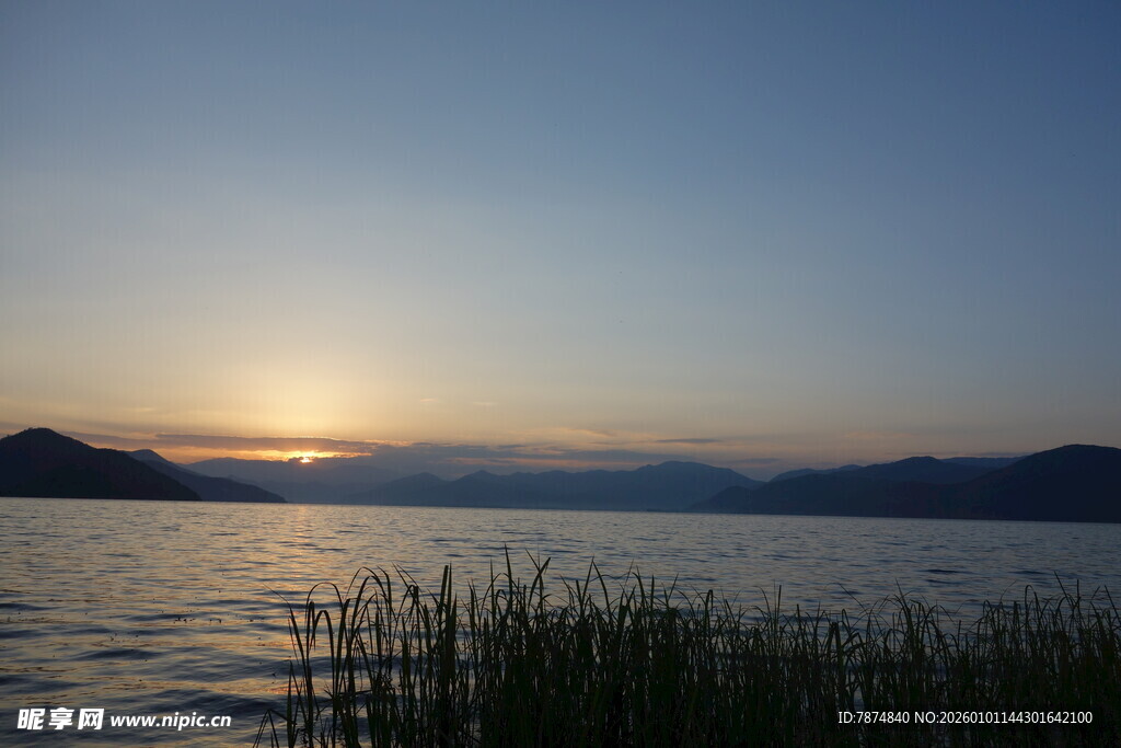 湖畔日落美景