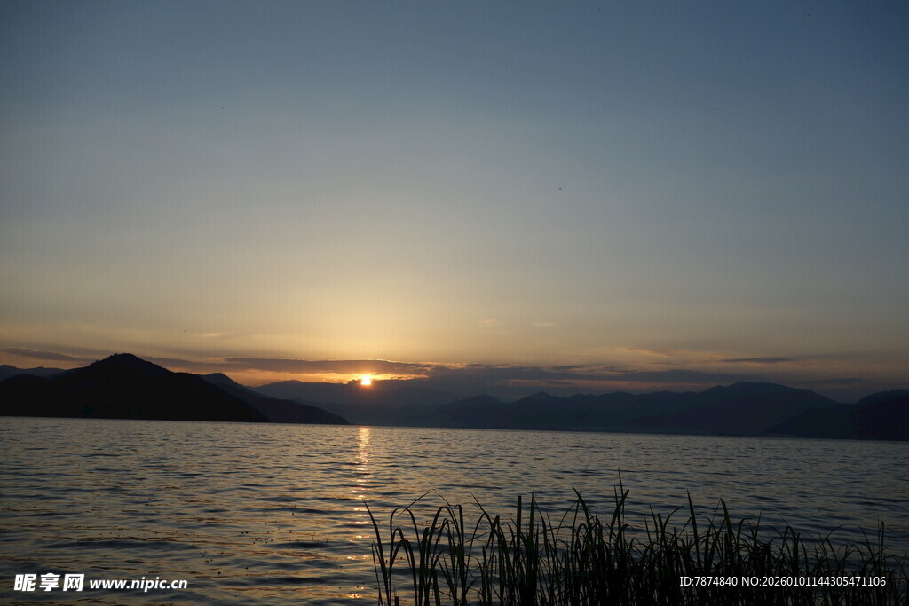 湖畔日落美景