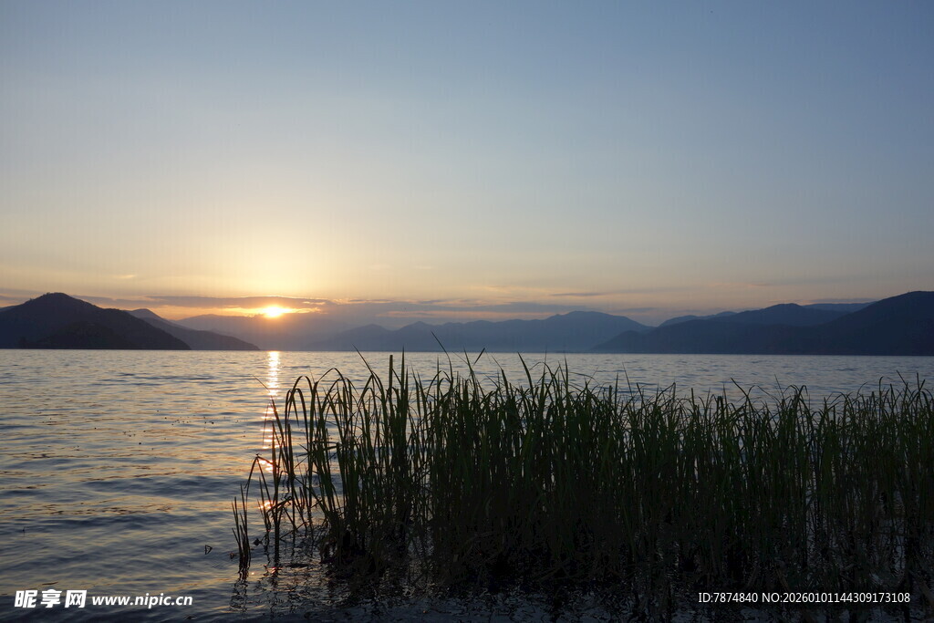 湖畔日落美景