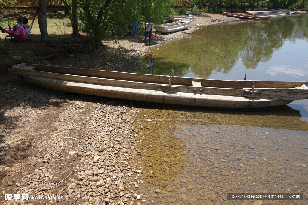 岸边停泊的木质小船