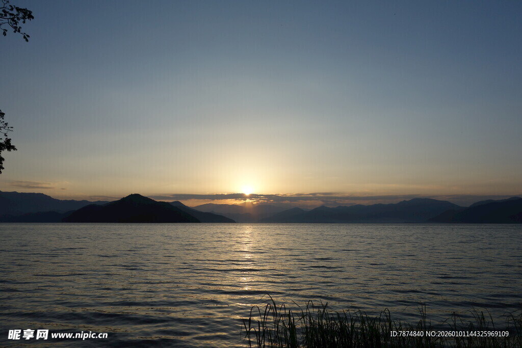 湖畔日落美景