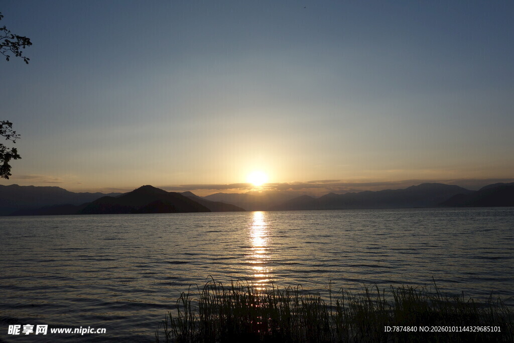 湖畔日落美景