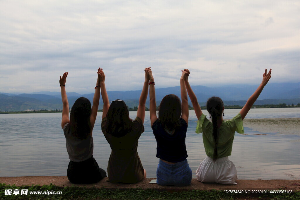 青春少女湖边高举双臂