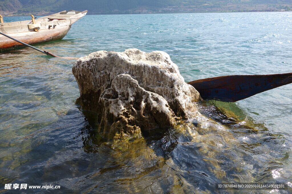 水中孤石与岸边小船