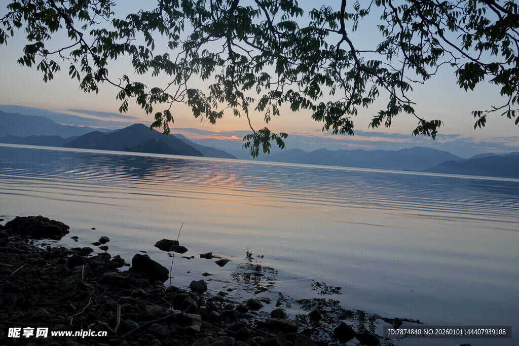 湖畔黄昏美景